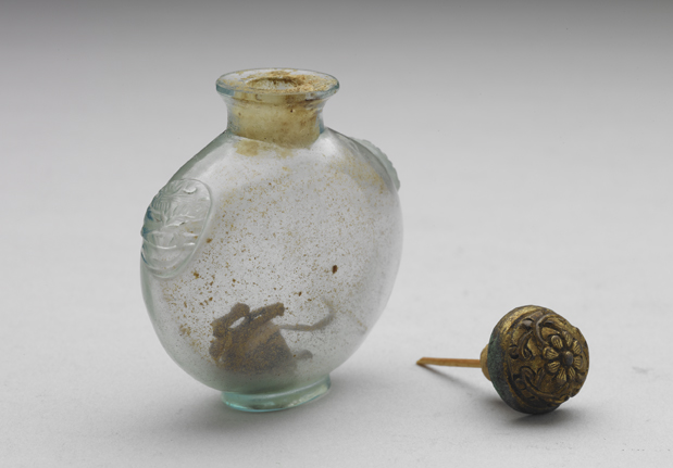 清 十八/十九世紀 淺青色透明玻璃獸首銜環鼻煙壺